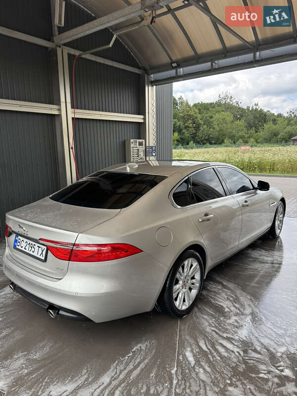 Седан Jaguar XF 2016 в Львові