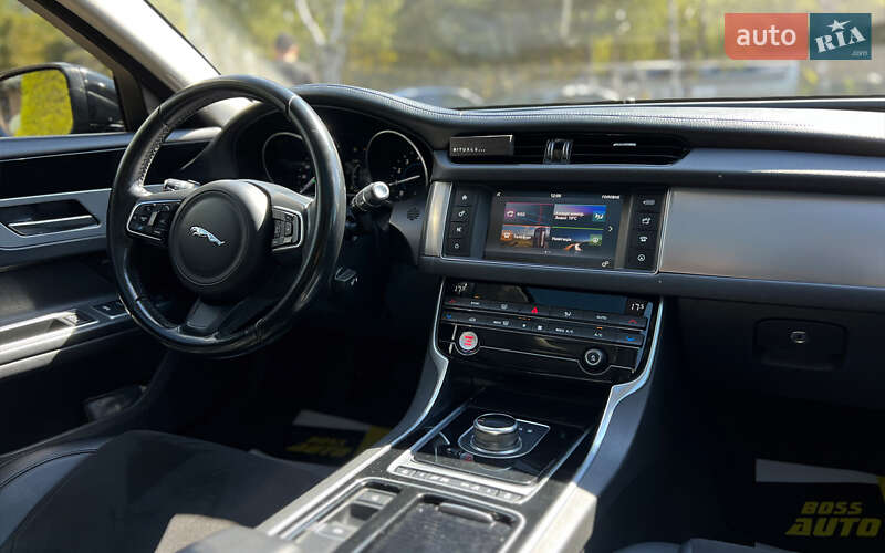 Седан Jaguar XF 2017 в Львове