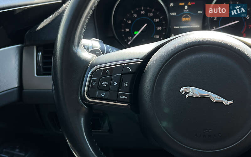 Седан Jaguar XF 2017 в Львове