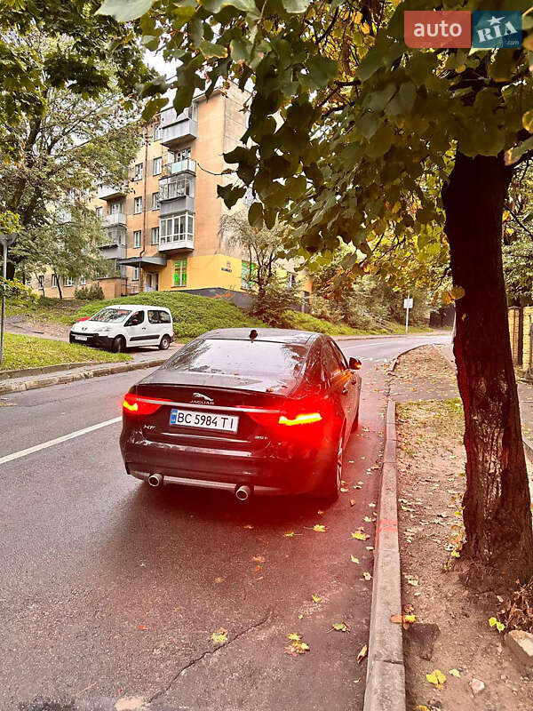 Седан Jaguar XF 2016 в Львове