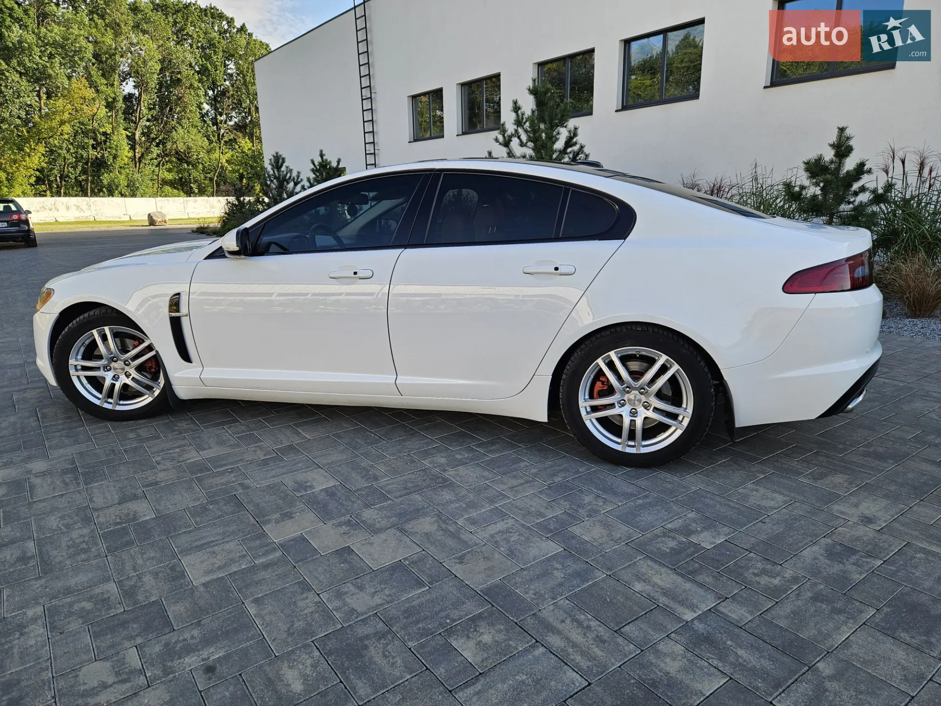 2010 Jaguar XF - мініатюра 2
