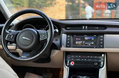 Седан Jaguar XF 2017 в 