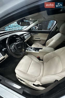 Седан Jaguar XF 2017 в 