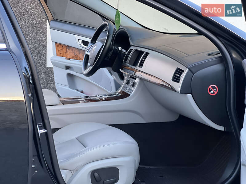 Седан Jaguar XF 2014 в Тернополі