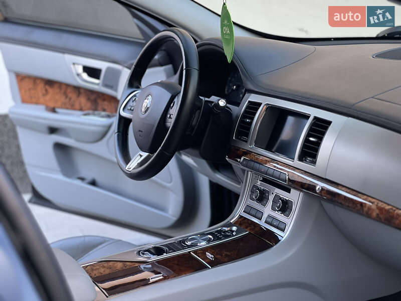 Седан Jaguar XF 2014 в Тернополі