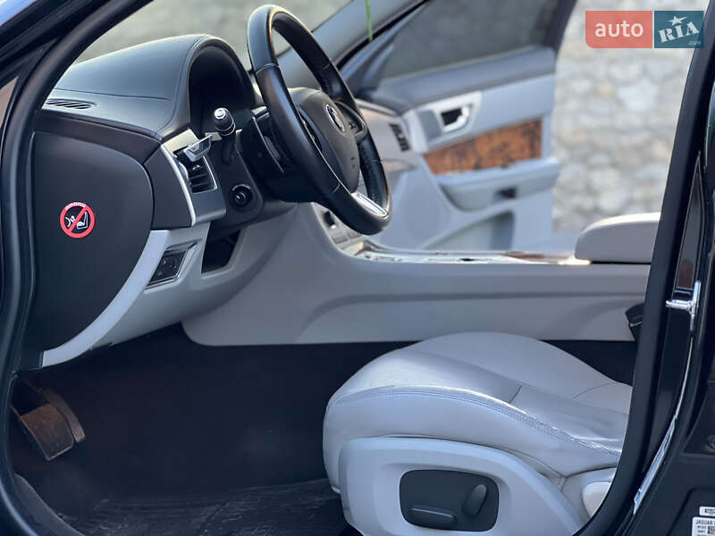 Седан Jaguar XF 2014 в Тернополі