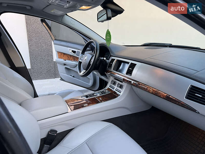 Седан Jaguar XF 2014 в Тернополі