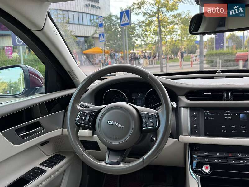 Седан Jaguar XF 2016 в Києві