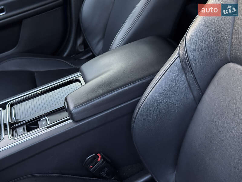 Седан Jaguar XF 2016 в Ивано-Франковске
