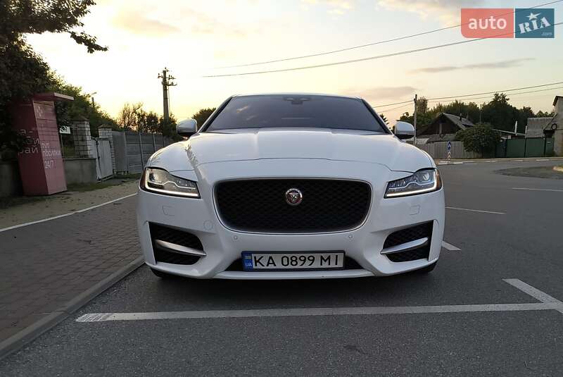 Седан Jaguar XF 2016 в 
