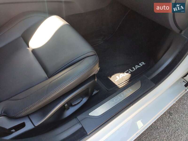 Седан Jaguar XF 2017 в Киеве