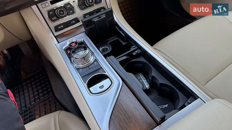 Седан Jaguar XF 2014 в Киеве