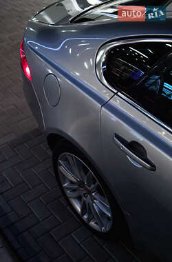 Седан Jaguar XF 2015 в 