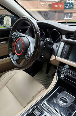 Седан Jaguar XF 2016 в 