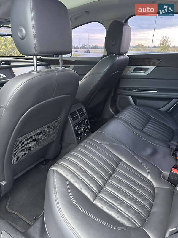 Седан Jaguar XF 2016 в Львове