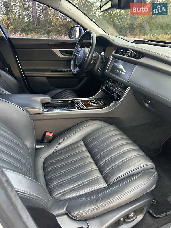 Седан Jaguar XF 2016 в Львове