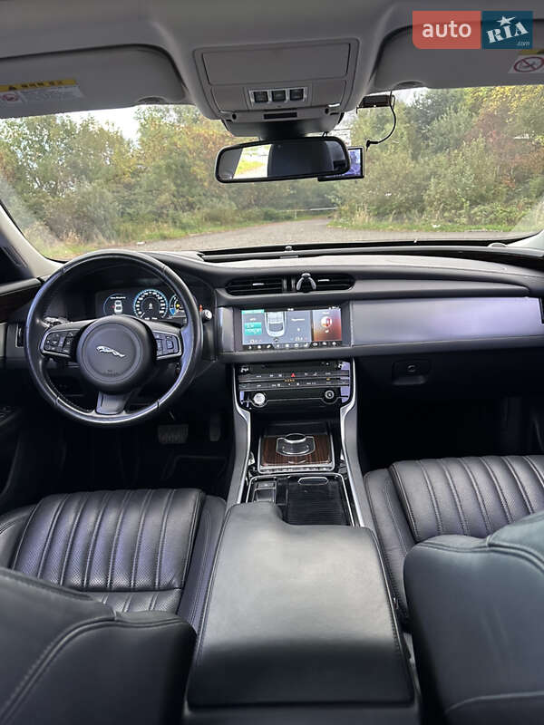 Седан Jaguar XF 2016 в Львове