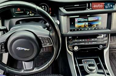 Седан Jaguar XF 2016 в 