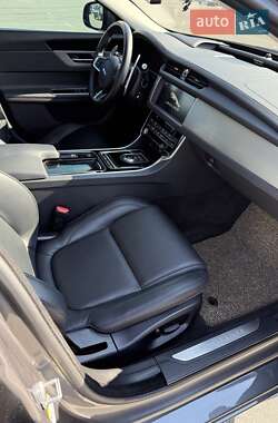 Седан Jaguar XF 2018 в 