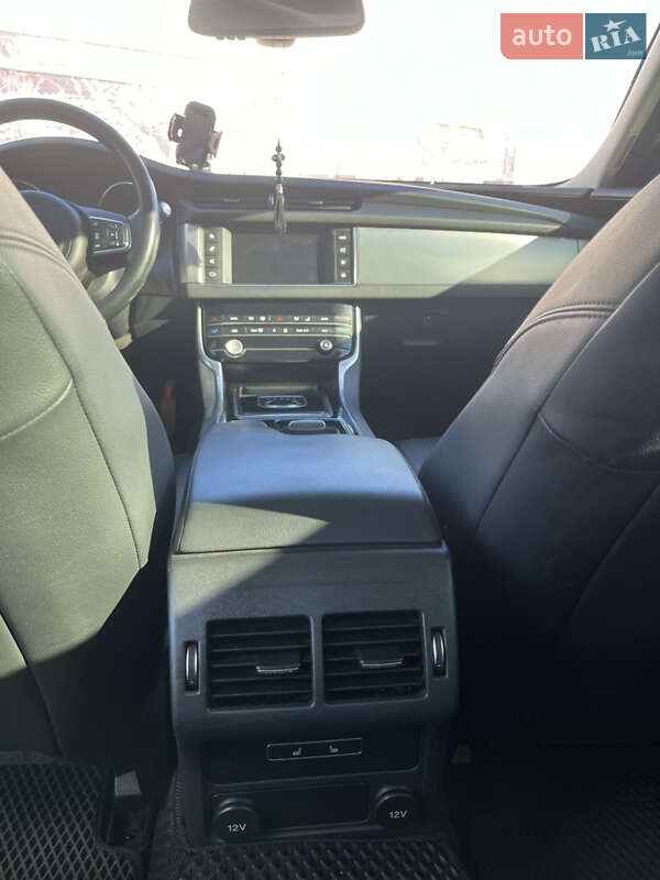 Седан Jaguar XF 2016 в Киеве