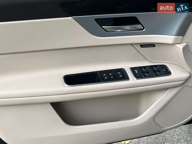 Седан Jaguar XF 2016 в Киеве