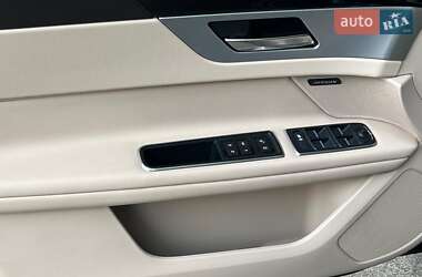 Седан Jaguar XF 2016 в 
