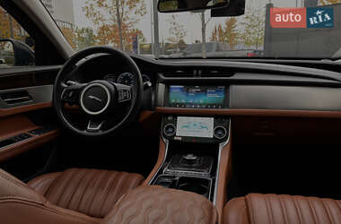 Седан Jaguar XF 2016 в 