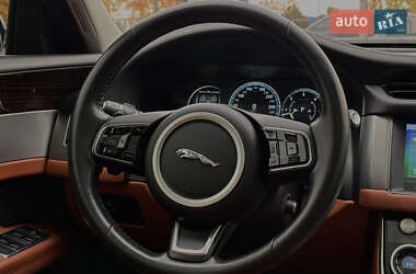 Седан Jaguar XF 2016 в 