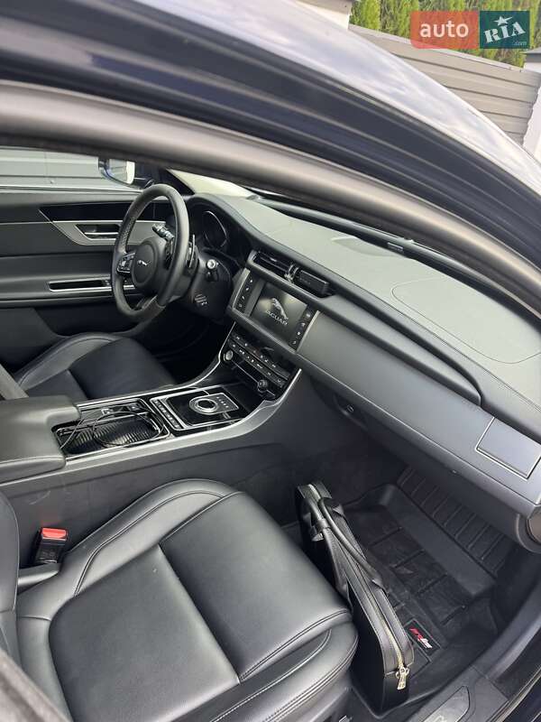 Седан Jaguar XF 2017 в Львове