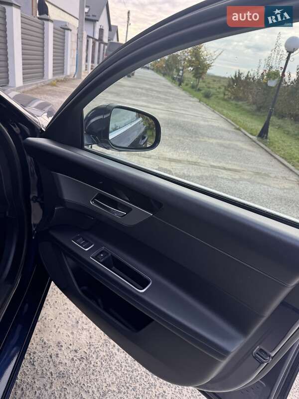 Седан Jaguar XF 2017 в Львове