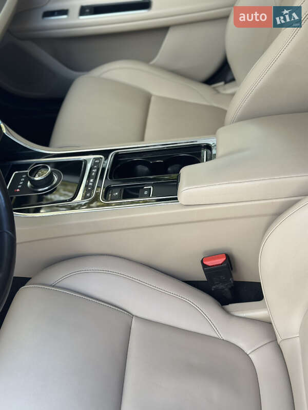 Седан Jaguar XF 2016 в Мукачево