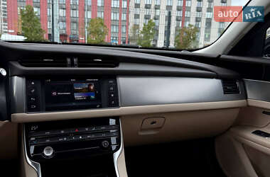 Седан Jaguar XF 2016 в  фото 42 Седан Jaguar XF 2016 в