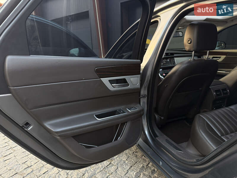 Седан Jaguar XF 2016 в Чернигове