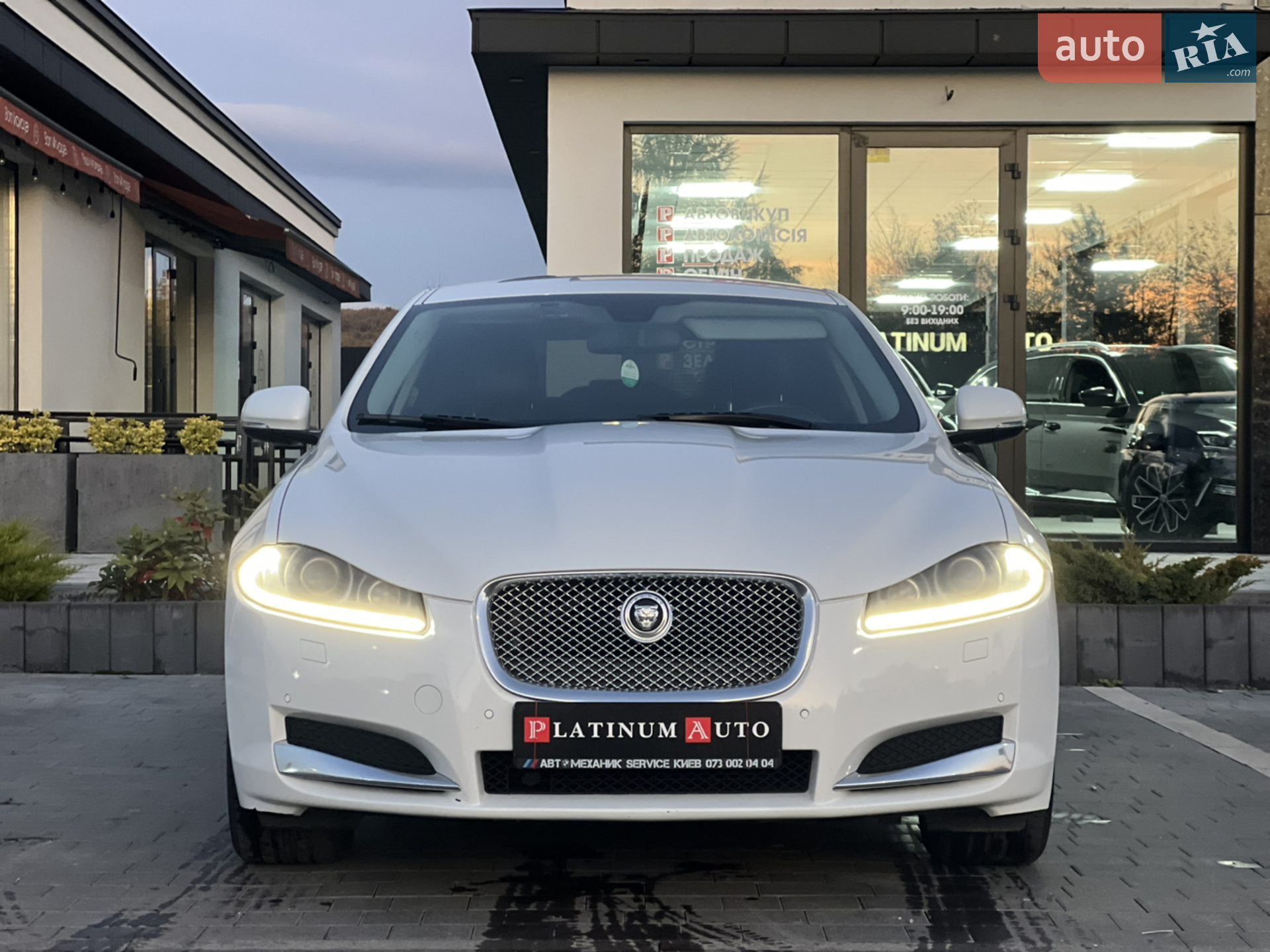 2012 Jaguar XF - мініатюра 2