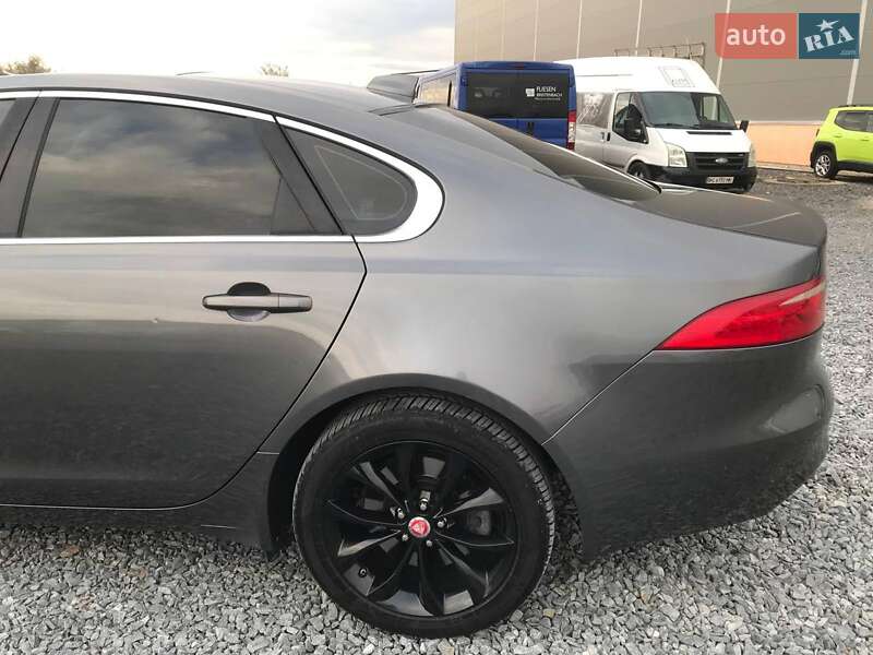 Седан Jaguar XF 2016 в Львове