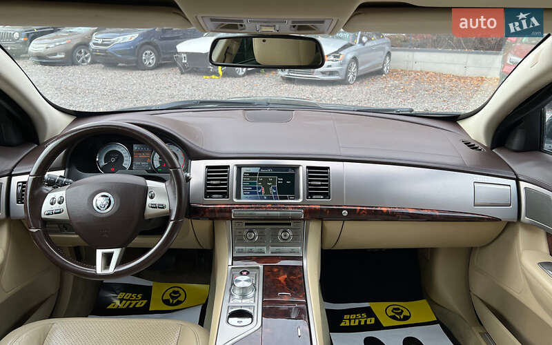 Седан Jaguar XF 2010 в Львове