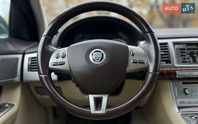 Седан Jaguar XF 2010 в Львове