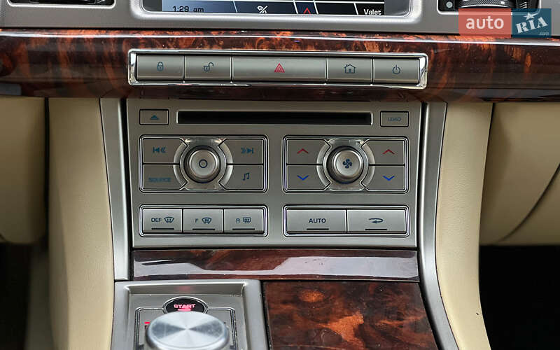 Седан Jaguar XF 2010 в Львове