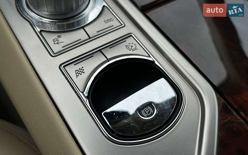 Седан Jaguar XF 2010 в Львове