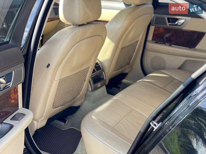 Седан Jaguar XF 2009 в Львове