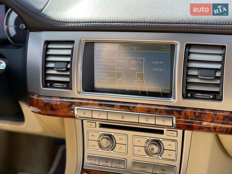 Седан Jaguar XF 2009 в Львове