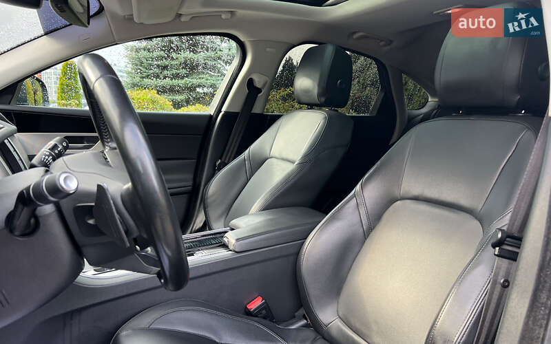 Седан Jaguar XF 2015 в Львове