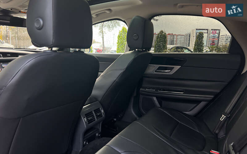 Седан Jaguar XF 2015 в Львове