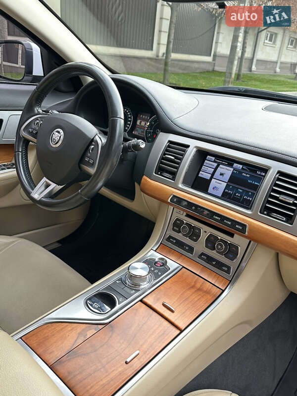 Седан Jaguar XF 2012 в Киеве