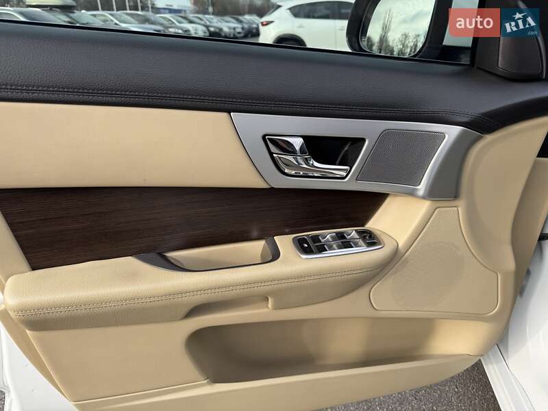 Седан Jaguar XF 2014 в Дніпрі