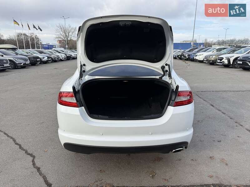 Седан Jaguar XF 2014 в Дніпрі