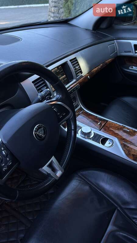 Седан Jaguar XF 2014 в Волочиську