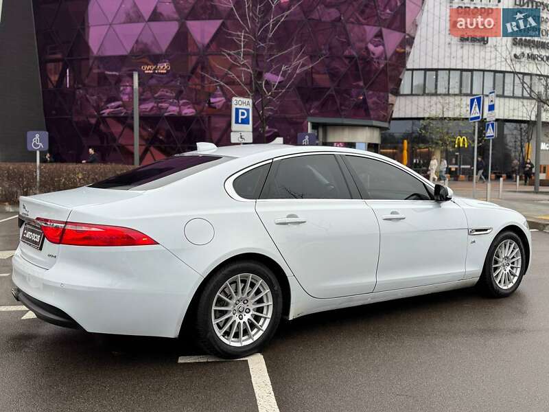 Седан Jaguar XF 2015 в Киеве