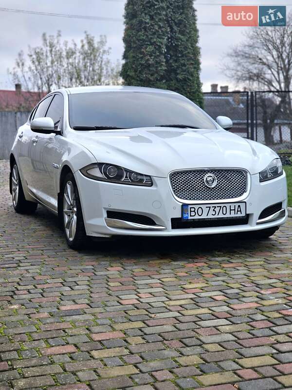 Седан Jaguar XF 2012 в Остроге