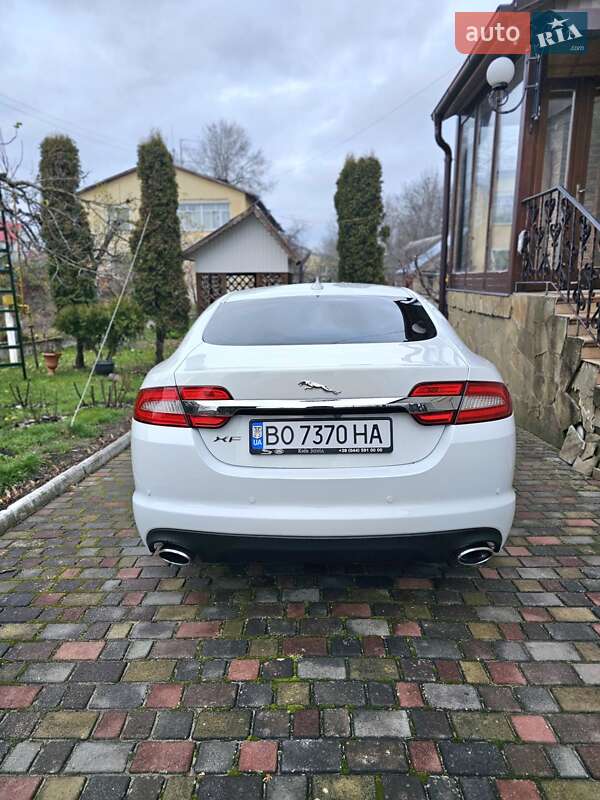 Седан Jaguar XF 2012 в Остроге